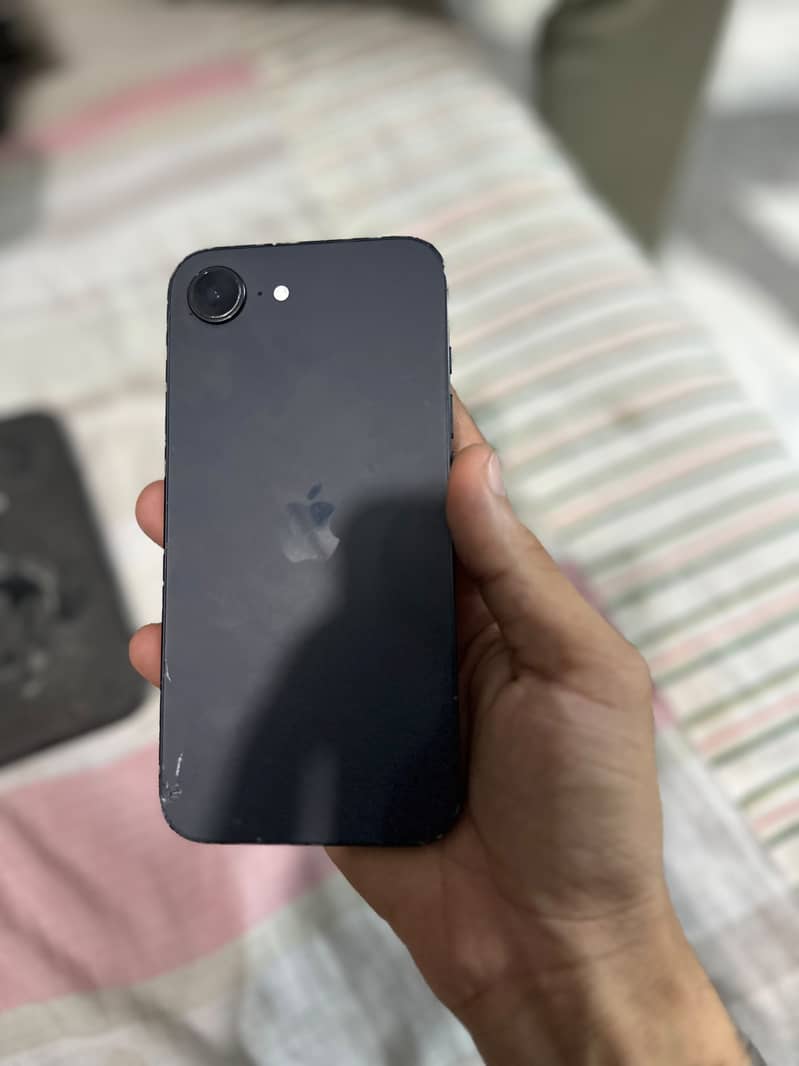 Apple iPhone 16e 0