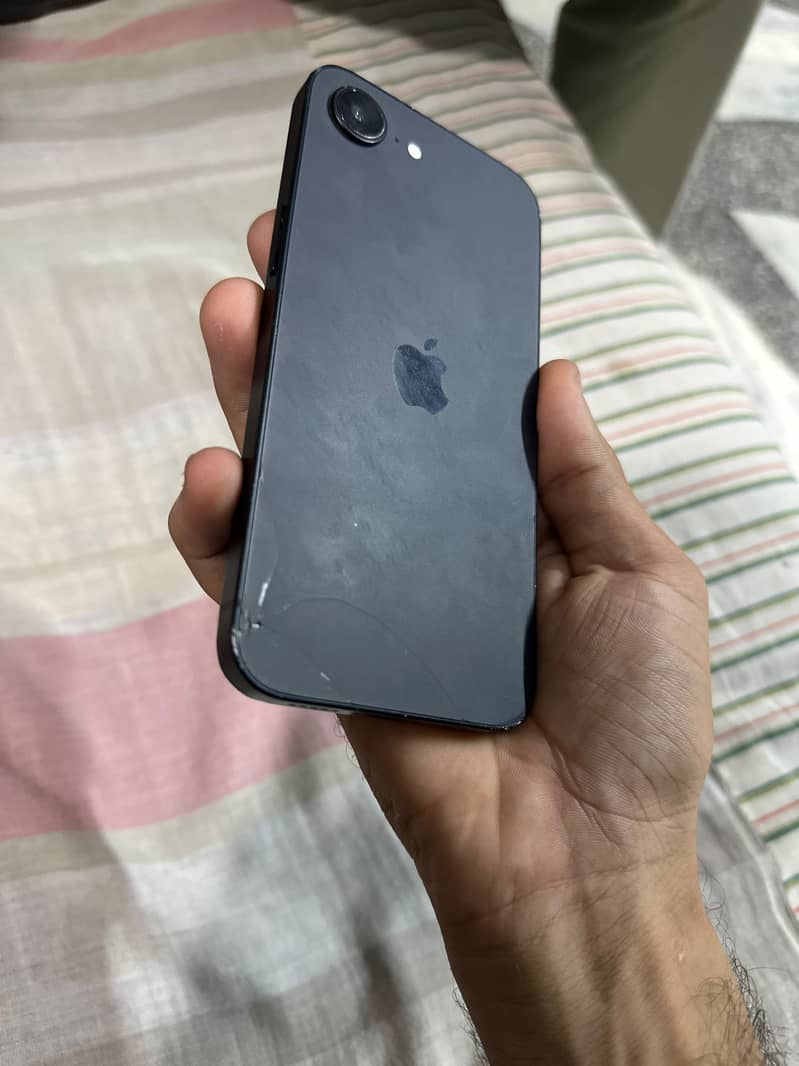 Apple iPhone 16e 1