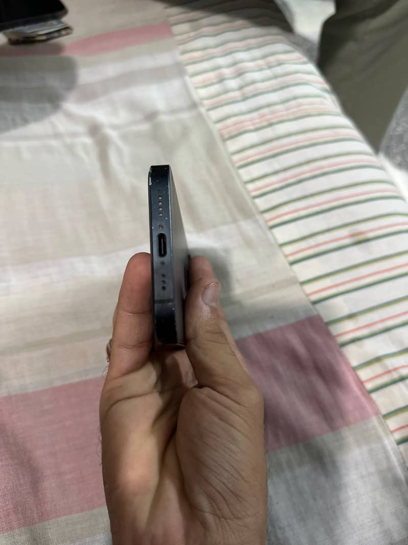 Apple iPhone 16e 2