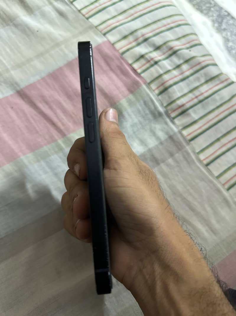 Apple iPhone 16e 3
