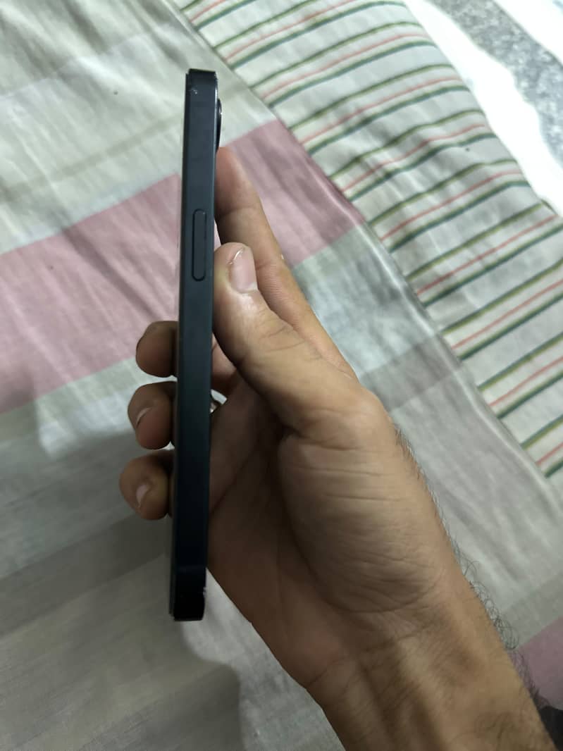 Apple iPhone 16e 4