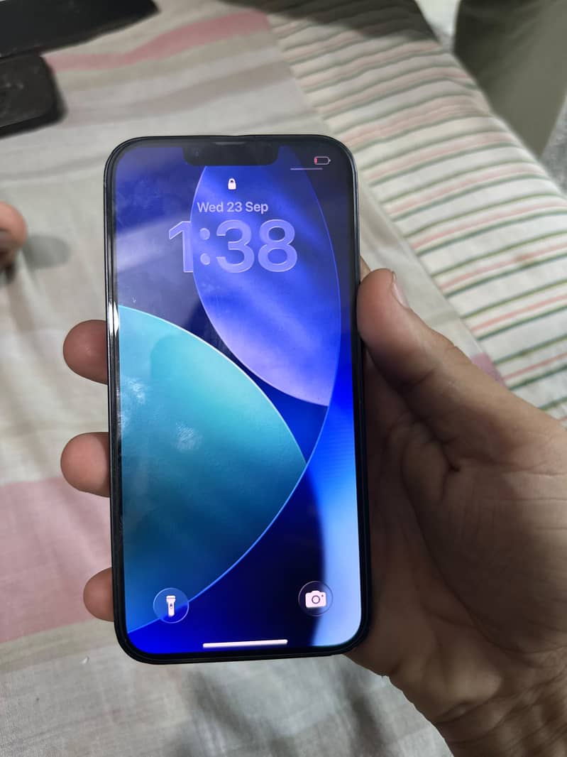 Apple iPhone 16e 7