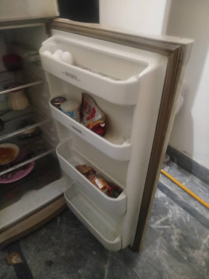 Dawlance Refrigerator Medium Size Good Working Condition 4
