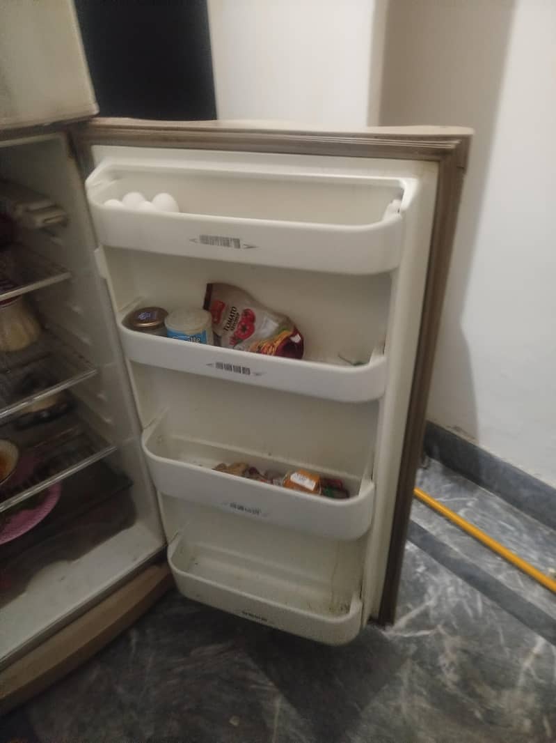 Dawlance Refrigerator Medium Size Good Working Condition 5