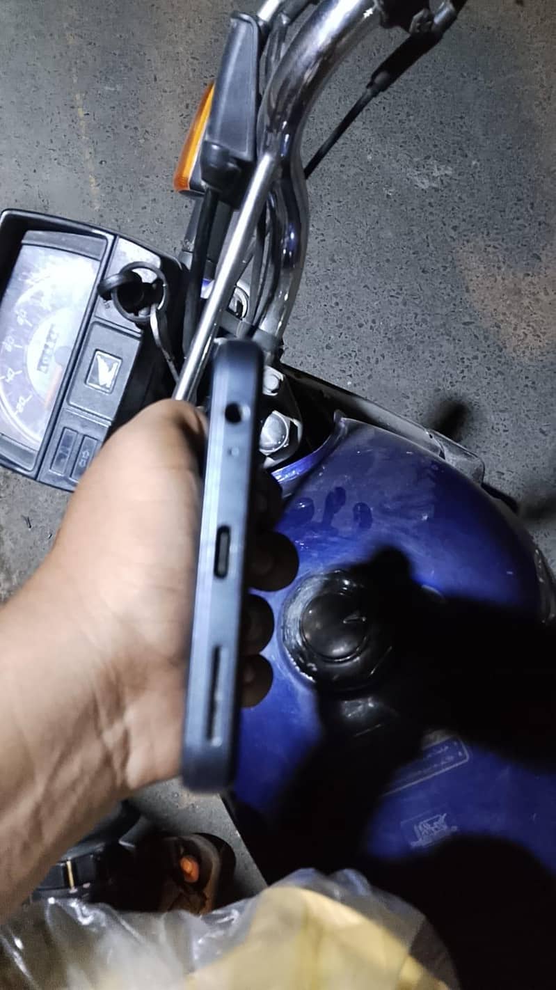 HMD Aura 2 4
