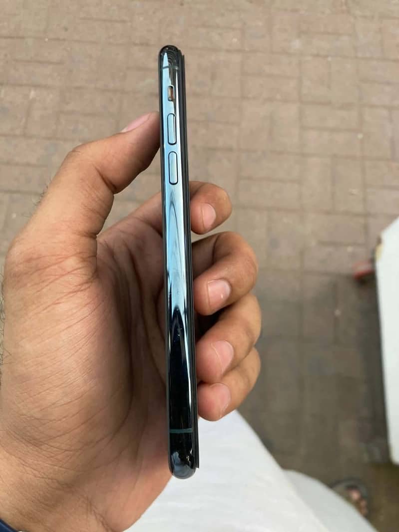 Apple iPhone 11 Pro 4