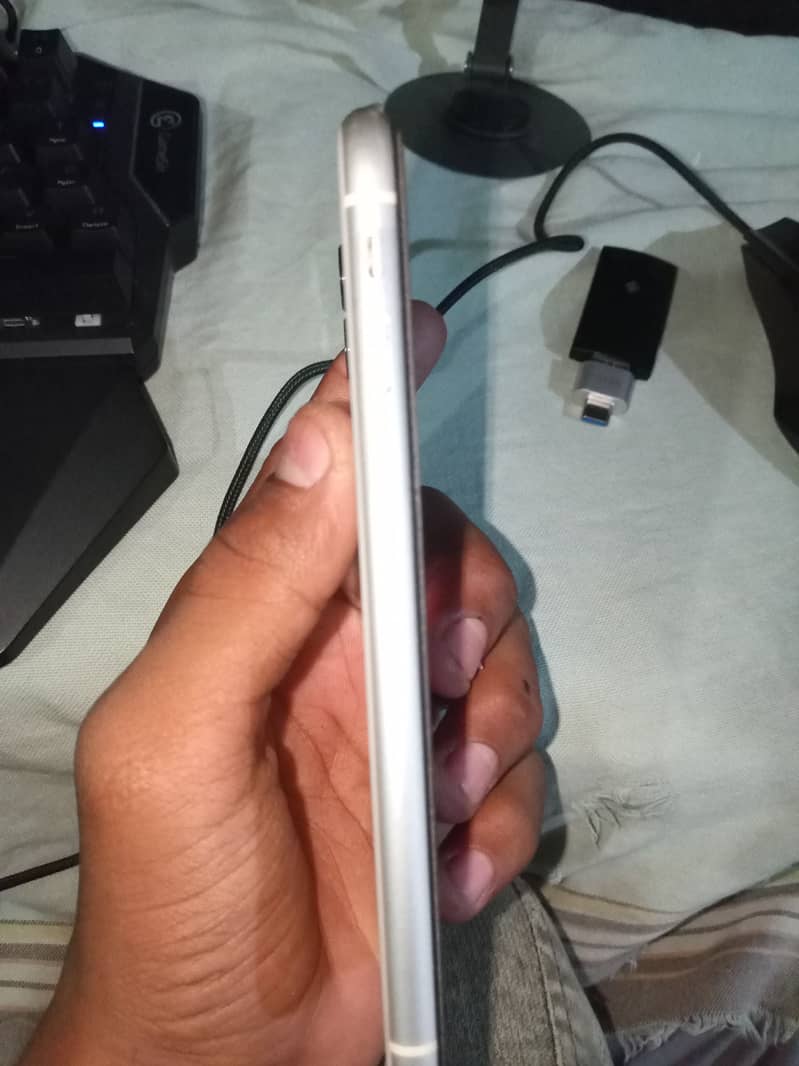 Apple iPhone 11 4