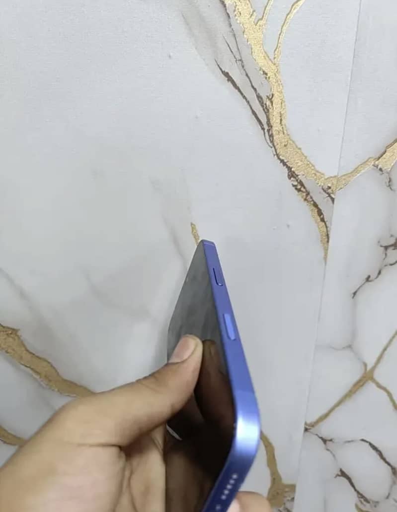 Apple iPhone 16 3