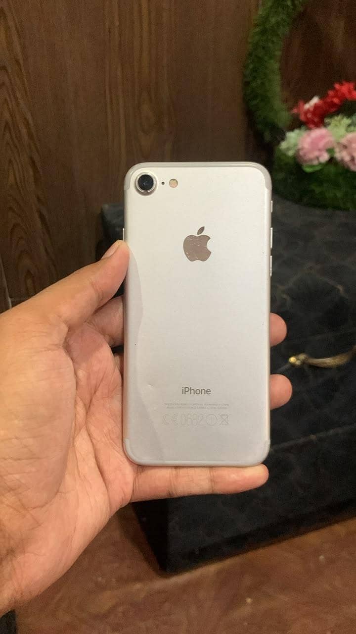 Apple iPhone 7 0