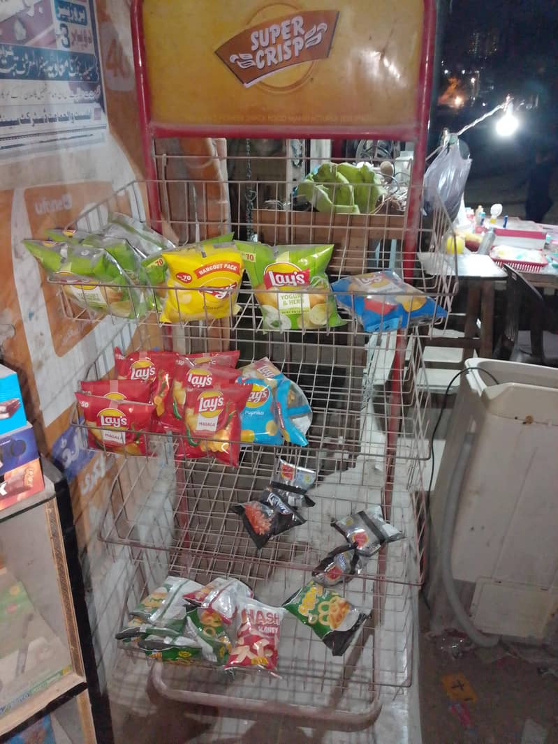 lays stand 1