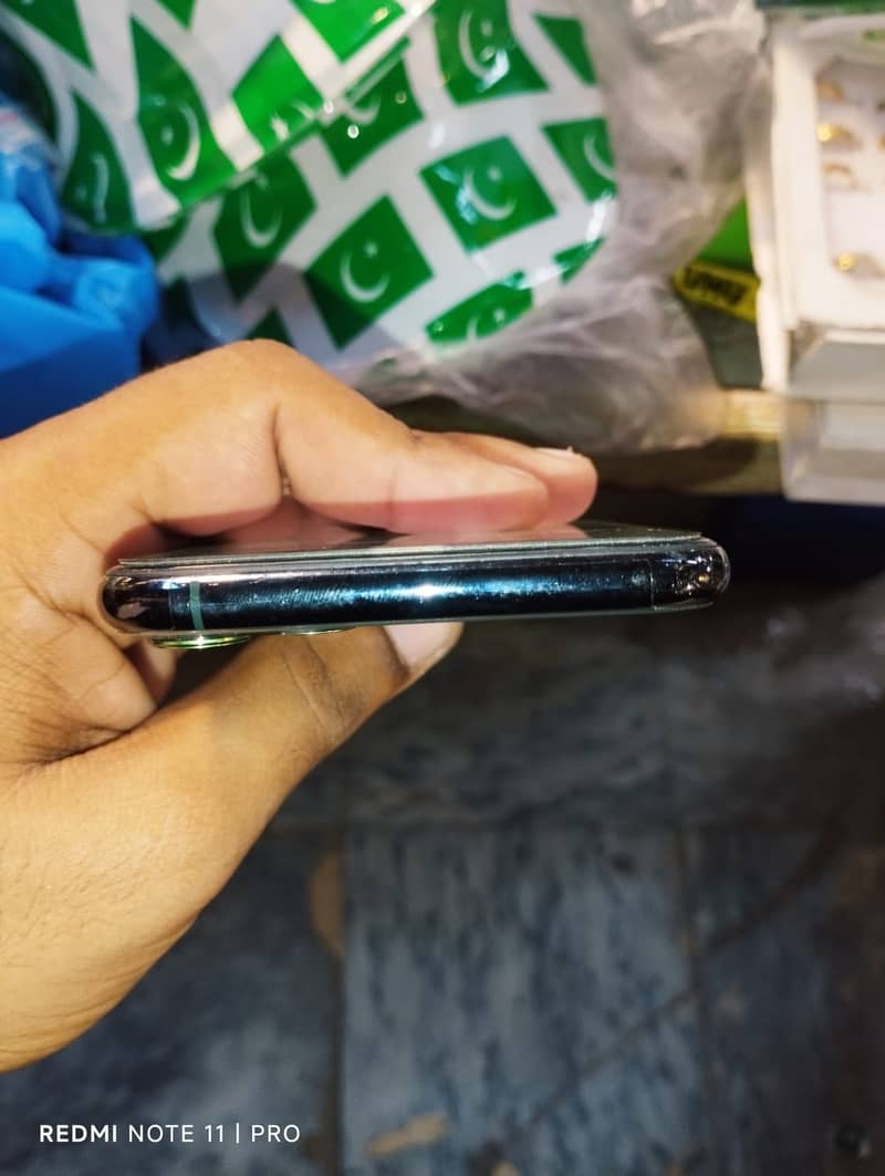 Apple iPhone 11 Pro Max 4