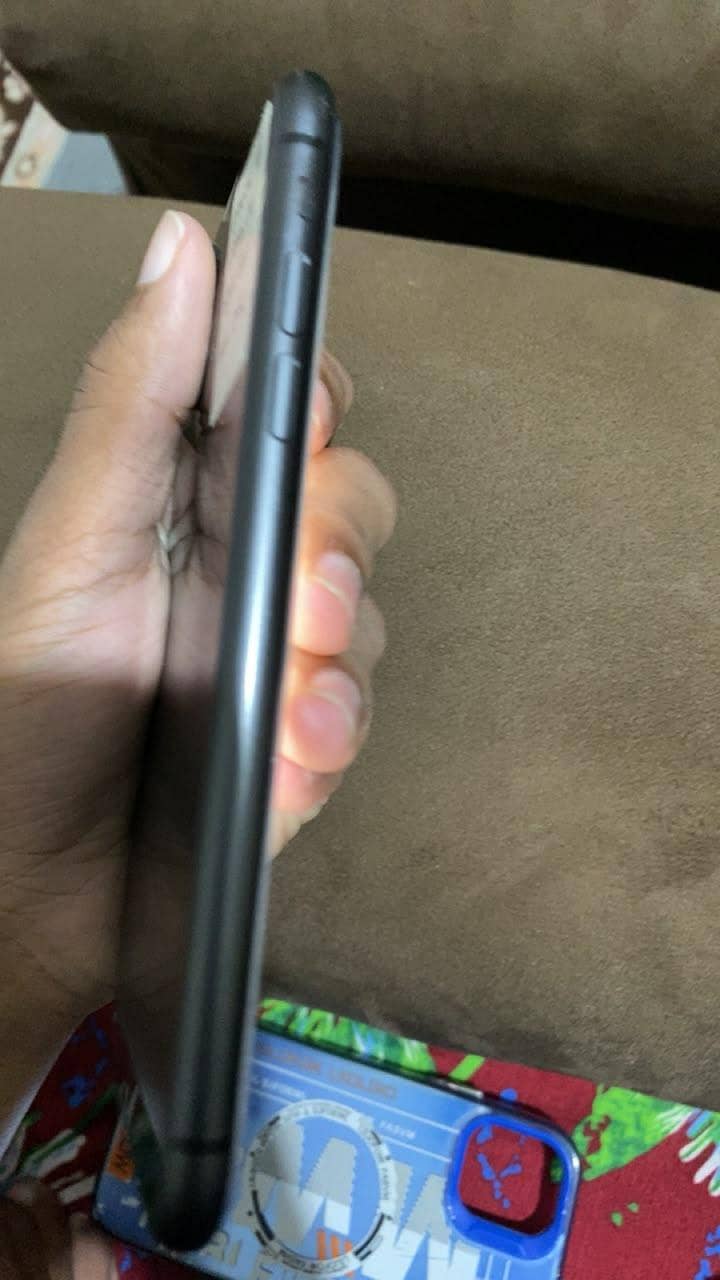 IPHONE 11 JV 10/10 4