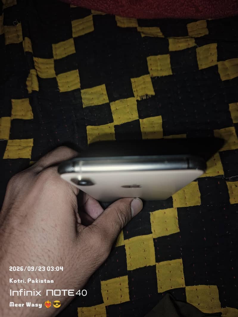 Apple iPhone XS Max 7