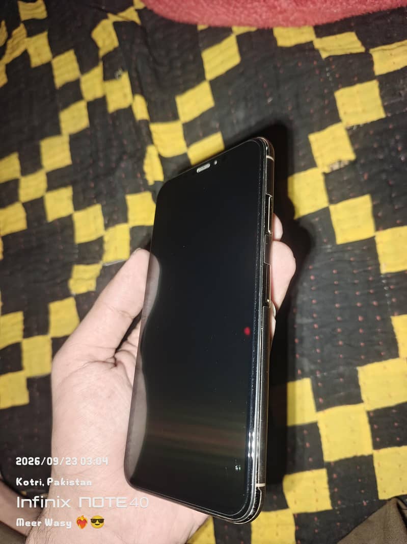 Apple iPhone XS Max 9