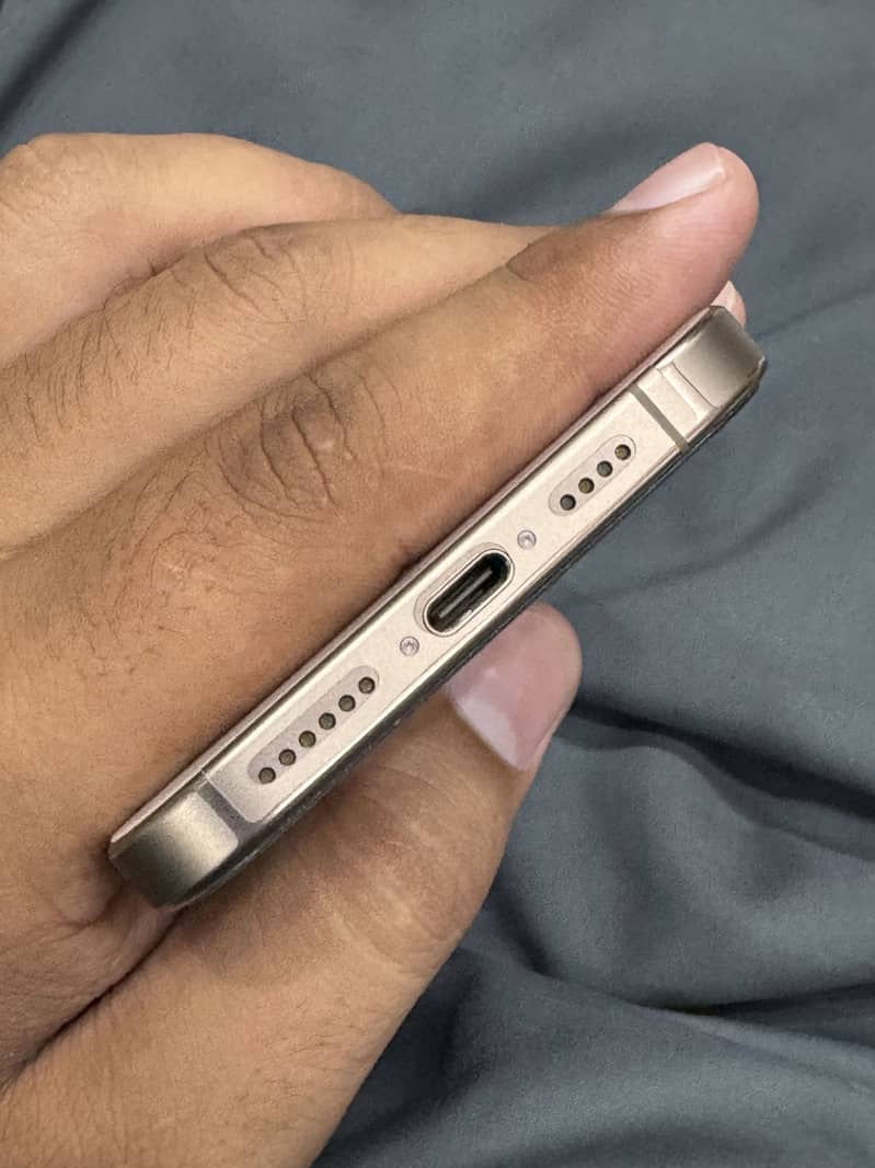Apple iPhone 16 Pro Max 4