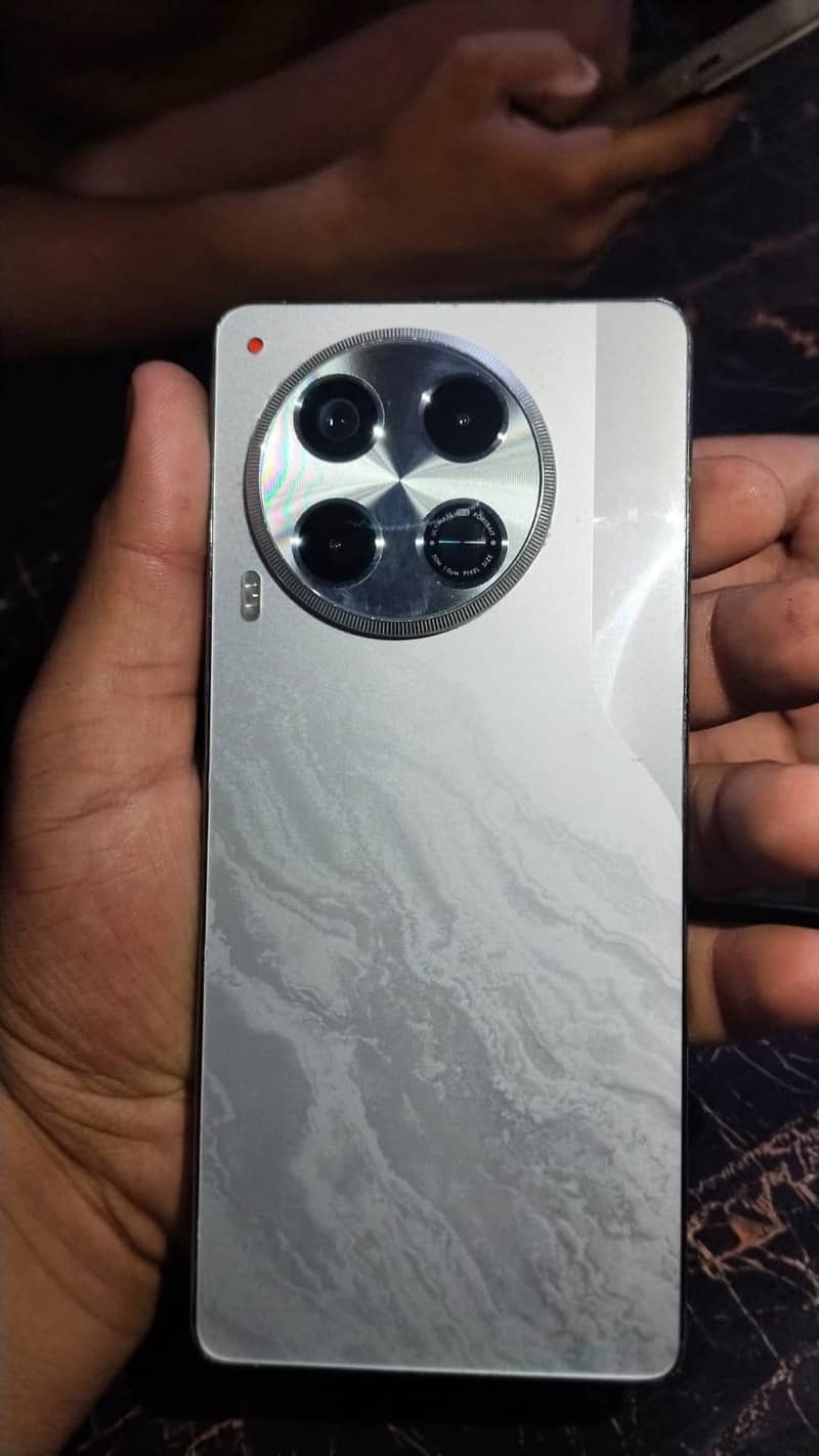 Tecno CAMON 30 0