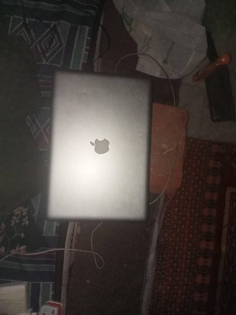 Apple Mac Book pro 1