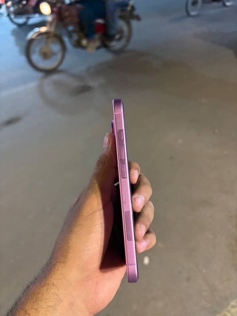 Apple iPhone 16 3