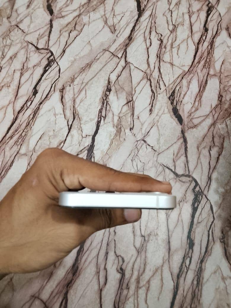 Apple iPhone 12 4