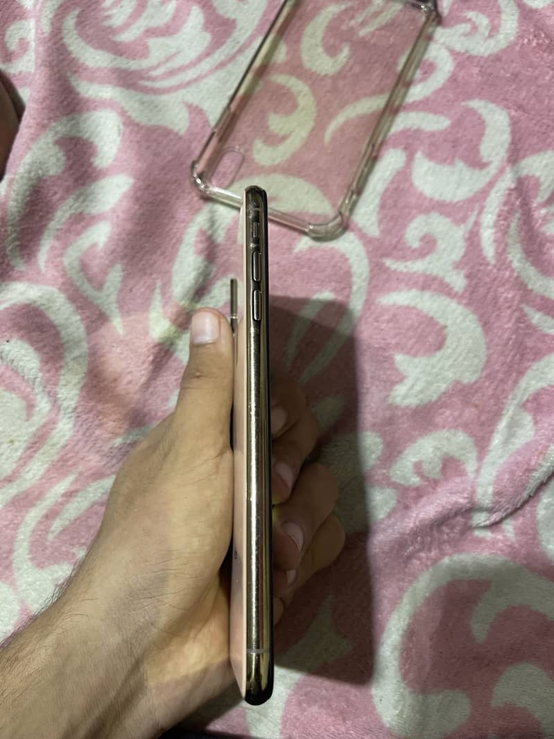 Apple iPhone XS Max 3