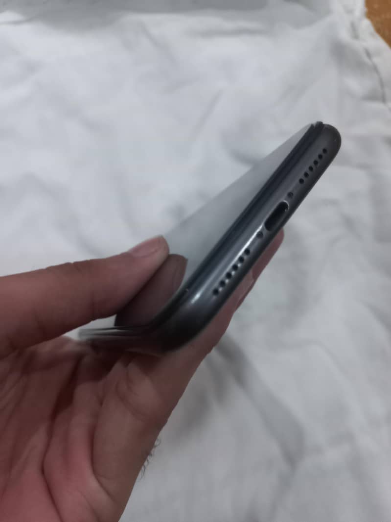 Apple iPhone 11 4