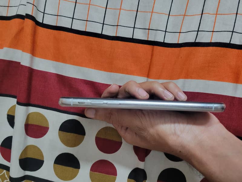 Apple iPhone X 4