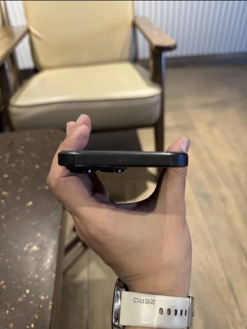 Apple iPhone 16 Pro Max 1