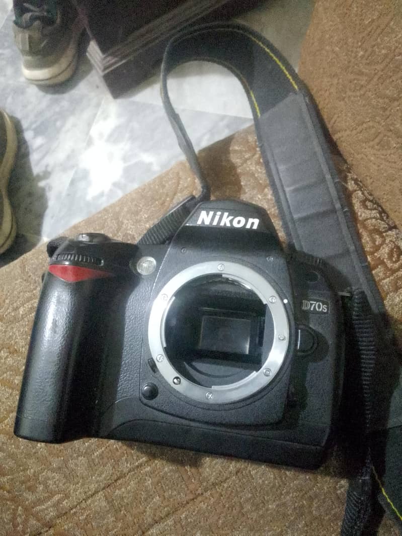 Nikon D70s 0