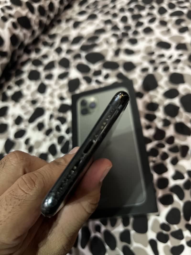 Apple iPhone 11 Pro Max 2