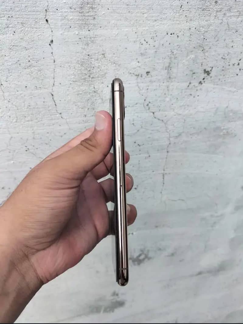 Apple iPhone 11 Pro Max 4