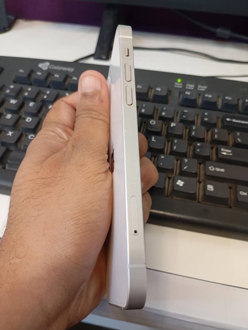 Apple iPhone 12 4