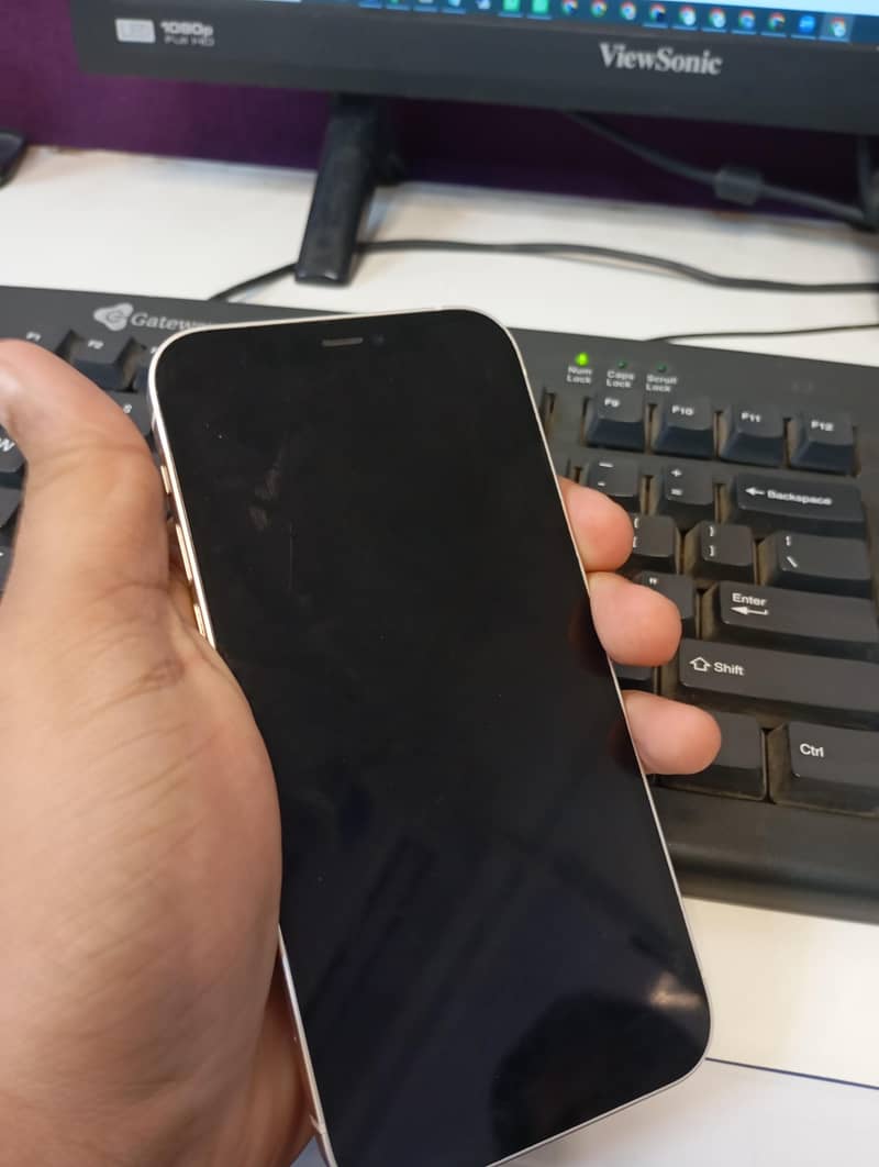 Apple iPhone 12 6