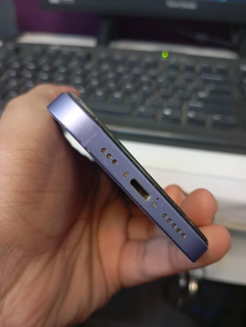 Apple iPhone 12 4