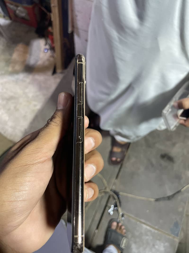Apple iPhone XS Max 3