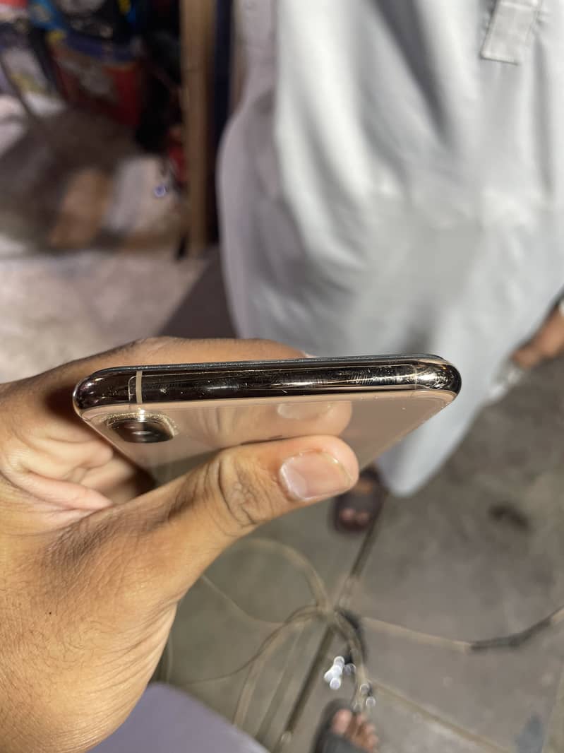Apple iPhone XS Max 4
