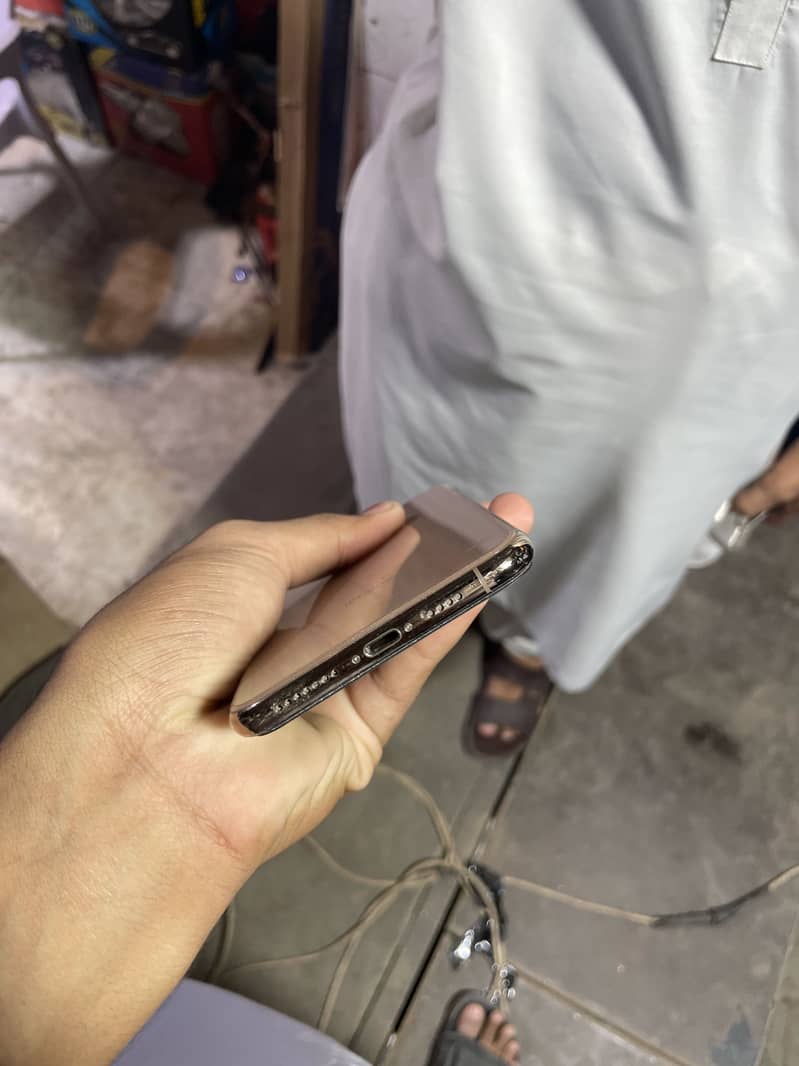 Apple iPhone XS Max 5