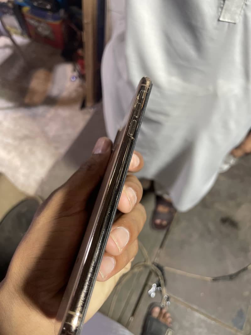Apple iPhone XS Max 7