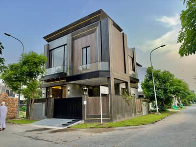 BRAND NEW 5 MARLA CORNER AND FACING PARK MODERN DESIGN BUNGALOW IS AVAILABLE IN THE BEST BLOCK OF DHA 9 TOWN LAHORE.