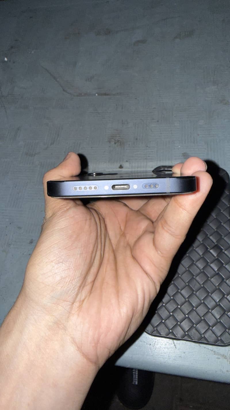 Apple iPhone 12 4