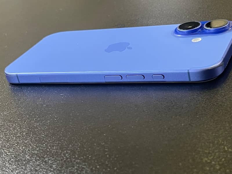 Apple iPhone 16 8
