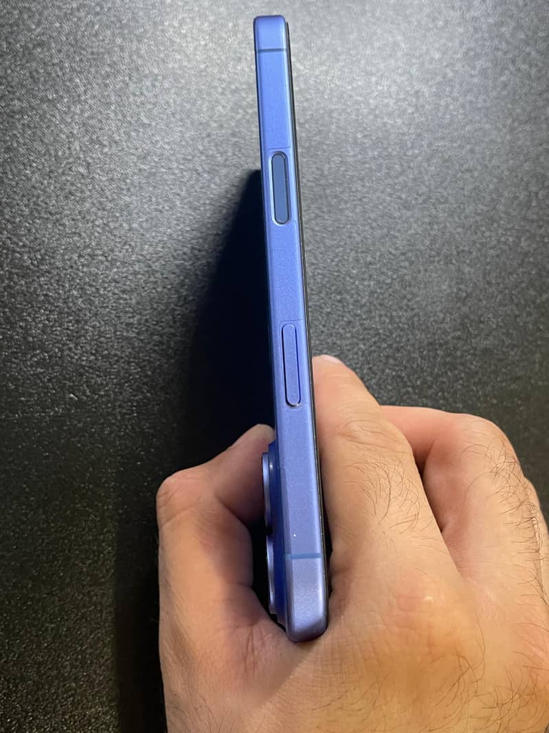 Apple iPhone 16 11