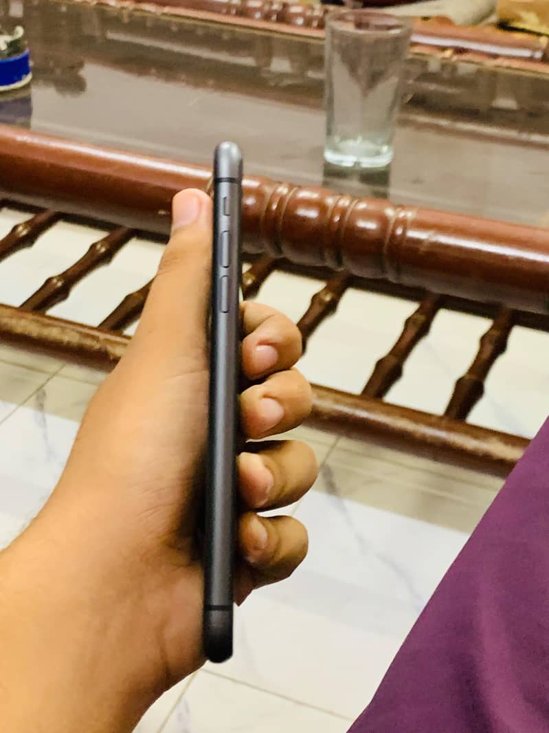 Apple iPhone 11 4