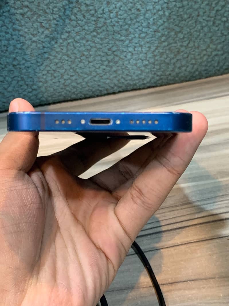 Apple iPhone 12 4