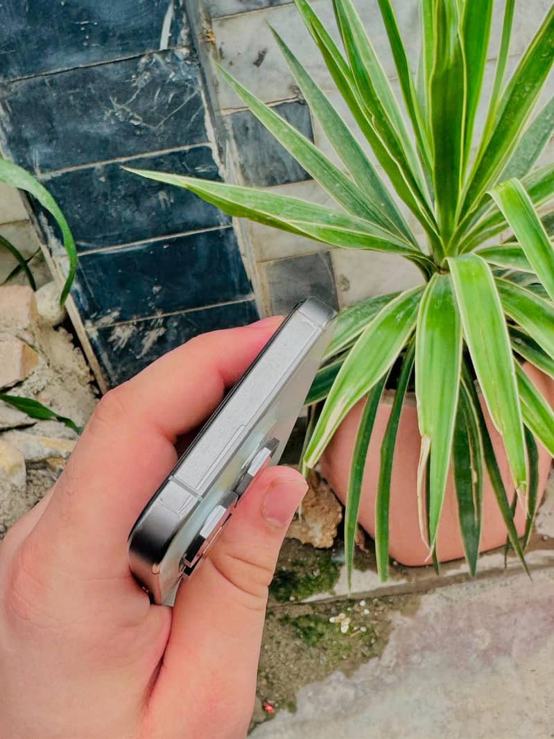 Apple iPhone 15 Pro 3