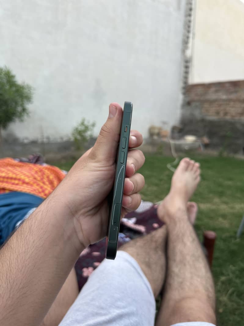 Apple iPhone 13 4