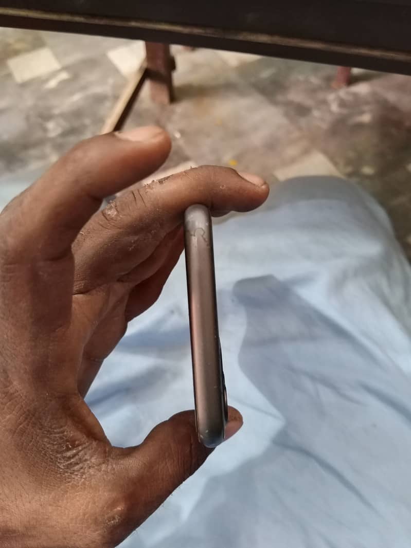 Apple iPhone 11 4