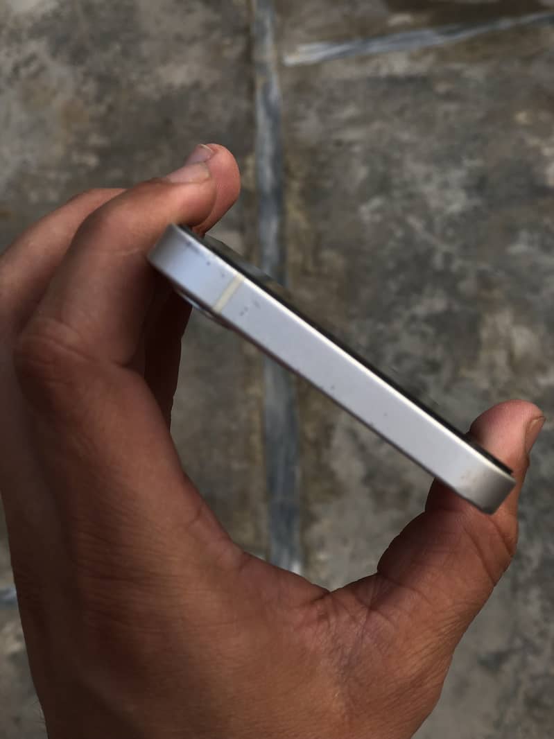 Apple iPhone 12 4
