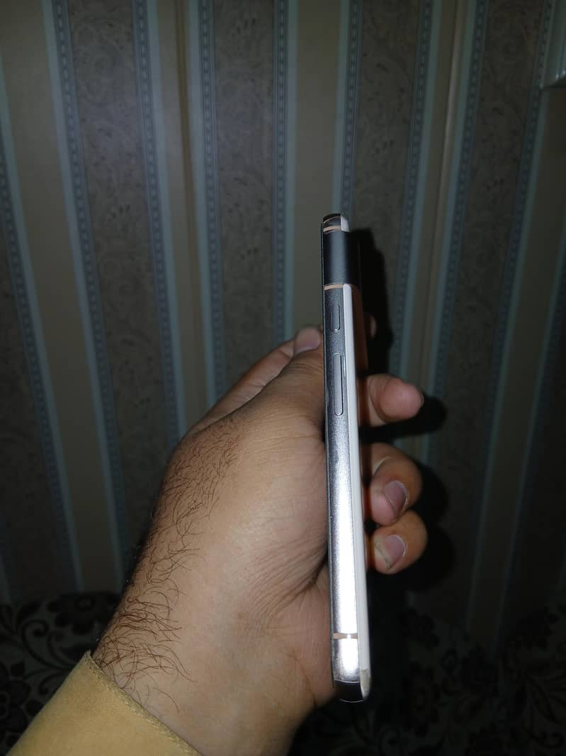 Google Pixel 8 4
