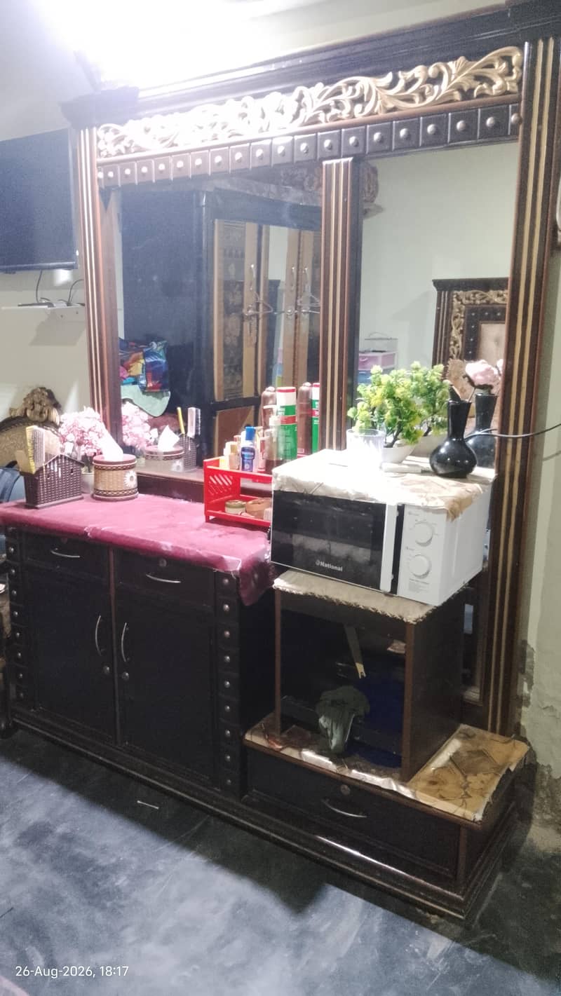 Showcase + Dressing Table 4