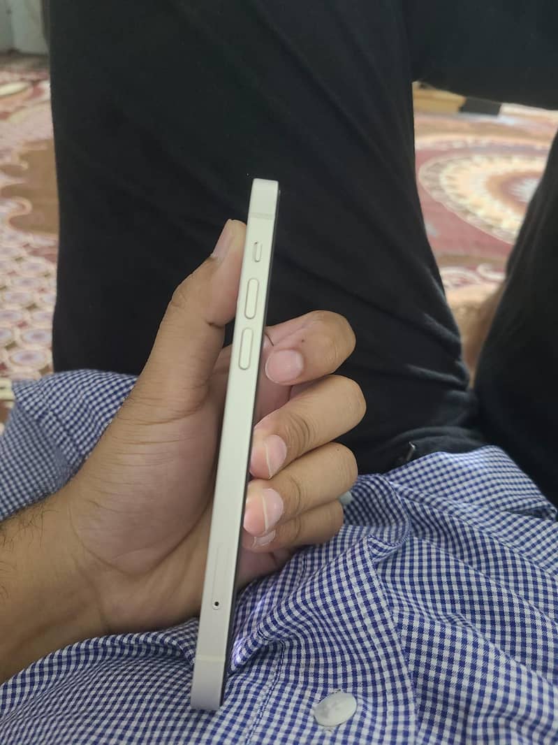 Apple iPhone 12 4